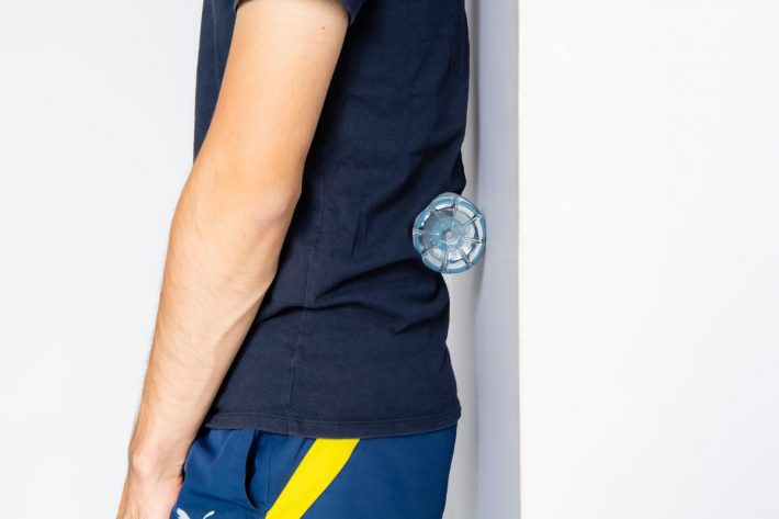 壁と背中の間にテニスボールを挟む