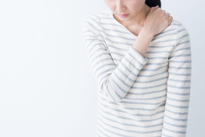 肩こりがひどい女性、原因は背骨かも
