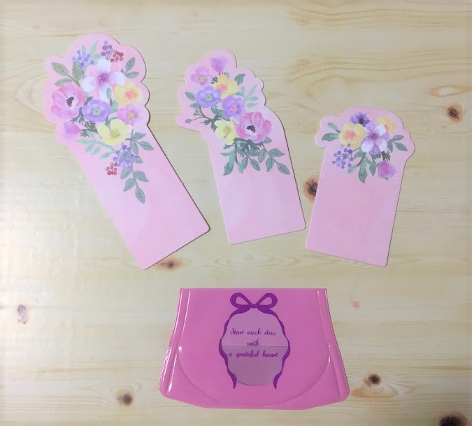 加湿ペーパーセット　フラワー柄　300円＋税／3COINS