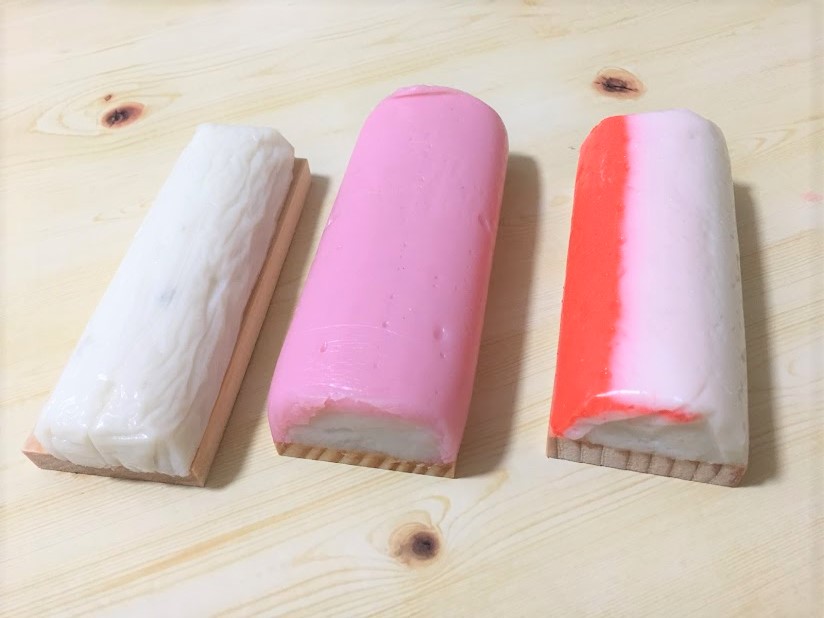 ローソンストア100「100円おせち」左から ふぐ蒲　100円 御蒲鉾　赤板　100円 鯛入り　御蒲鉾 紅白 100円