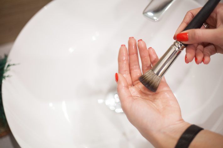 メイク道具も定期的に洗浄が必要