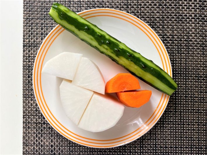 （2）水洗いして水気を切ったカット野菜