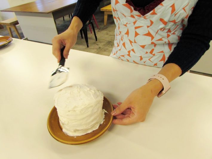 パンケーキにクリーム塗る