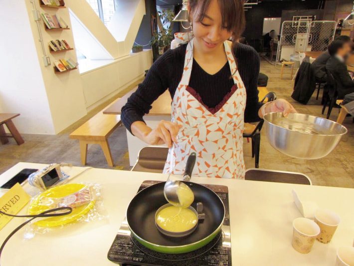 パンケーキ焼く