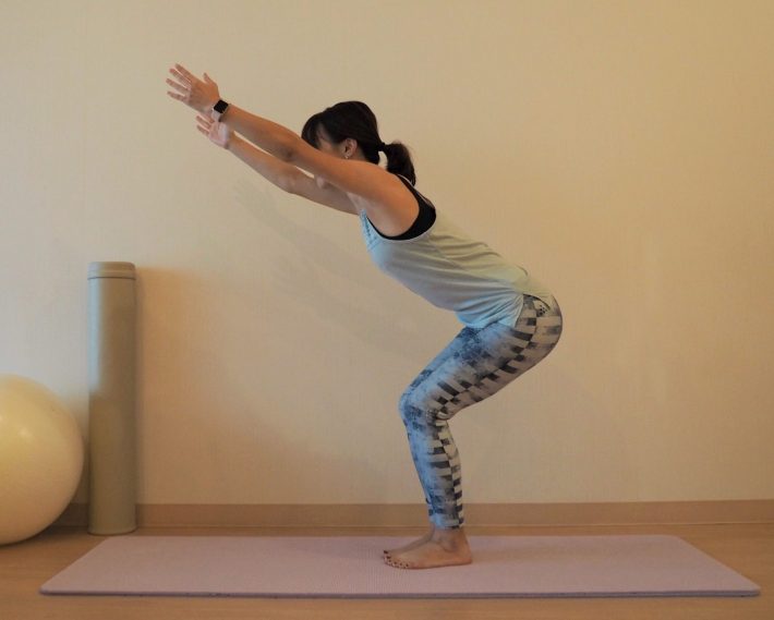 両手を斜め前に伸ばして「椅子のポーズ」