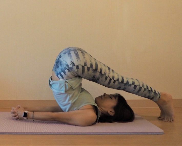 床の上で指を組んだら、呼吸を5回