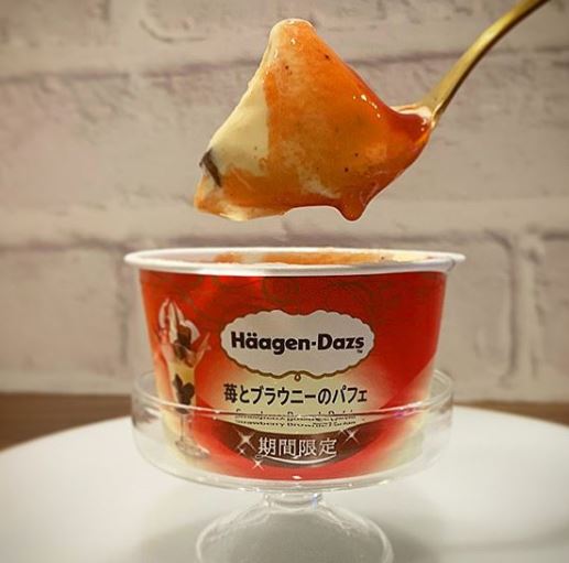 ハーゲンダッツ「ミニカップ 苺とブラウニーのパフェ」295円
