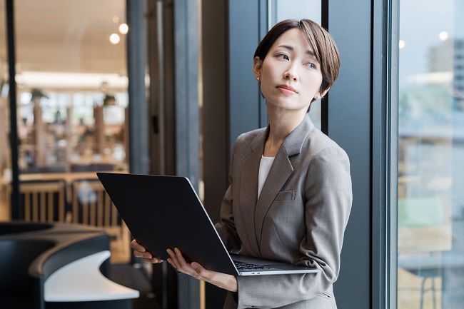 ノートパソコンを持つ女性