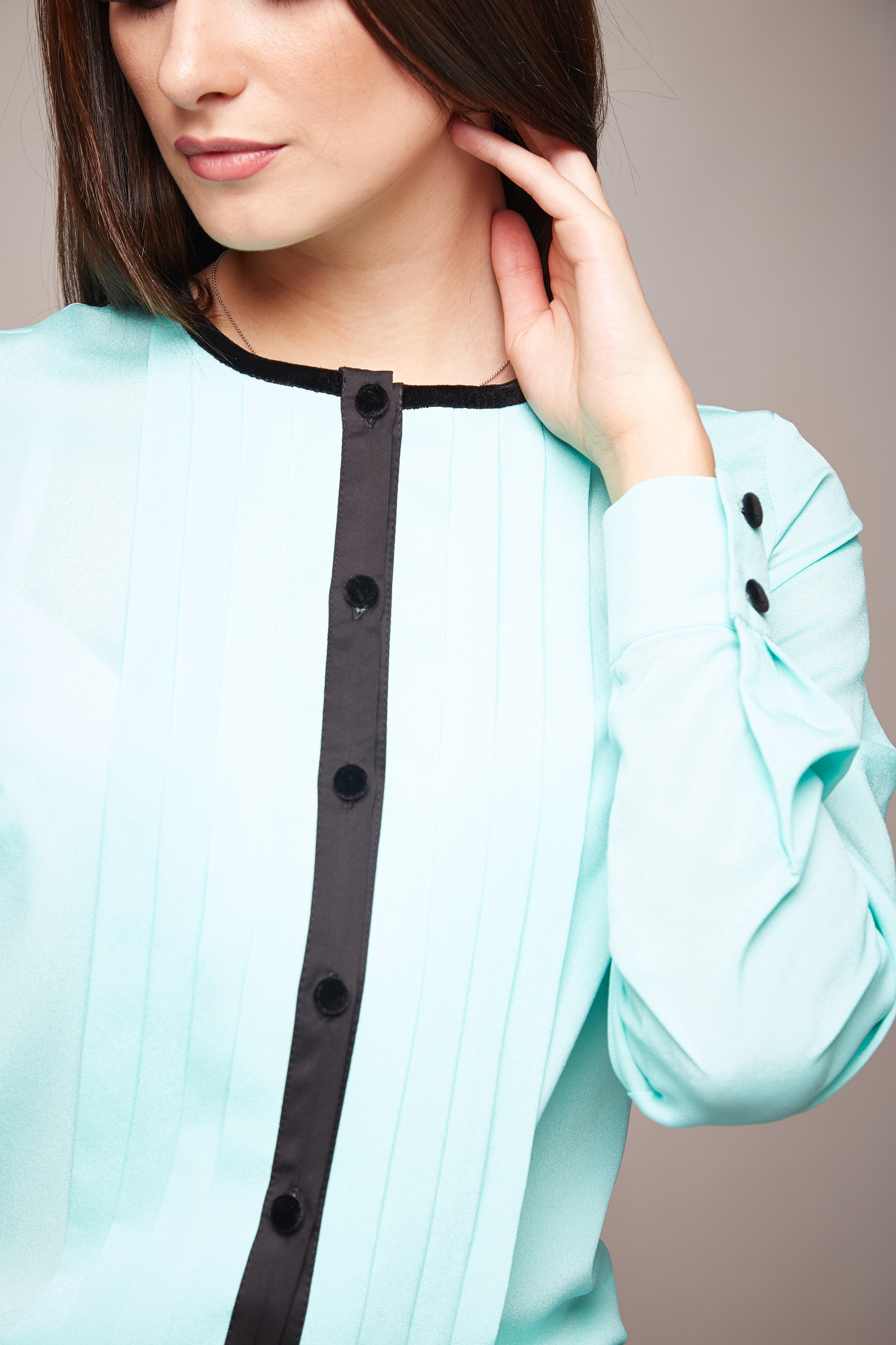 上質な光を放つような素材、レフ板効果のある明るい色のシャツで肌の輝きを補って