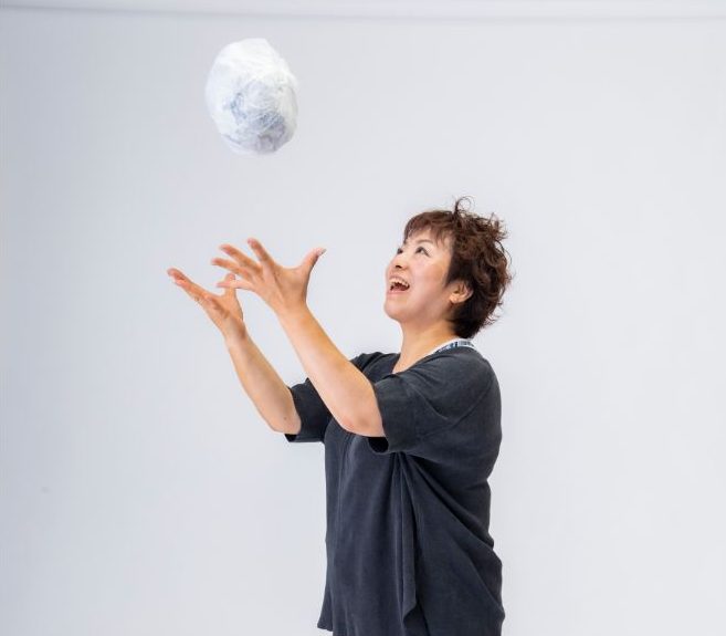 破った新聞紙をビニールのゴミ袋に詰めてボールにして遊ぶと気持ちがスッキリ！