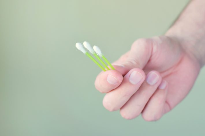 綿棒で鼻をほじってもらいましょう