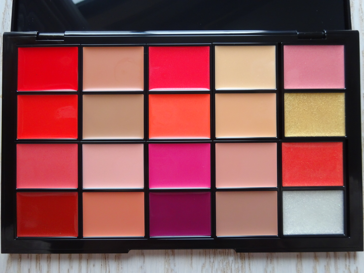 KATE（ケイト）「レッドヌードルージュマニア」（税抜10,000円　※編集部調べ）