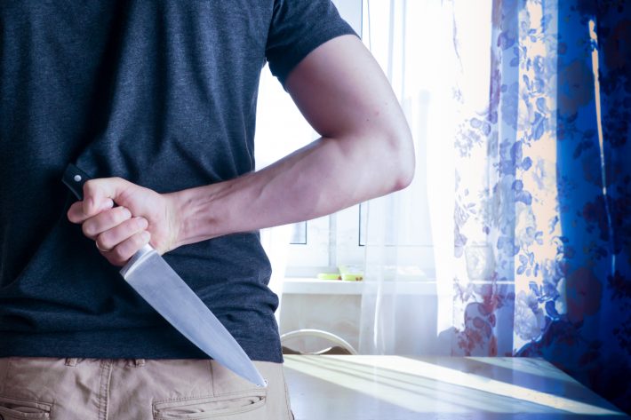 「一緒に死のう」と包丁を向けられ…