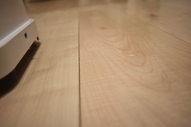 洗浄剤が含まれているので、少量の水でもキレイに拭き取ります。