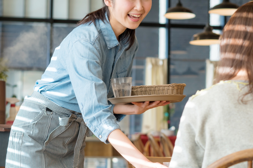 サービス業の女性。カフェの店員
