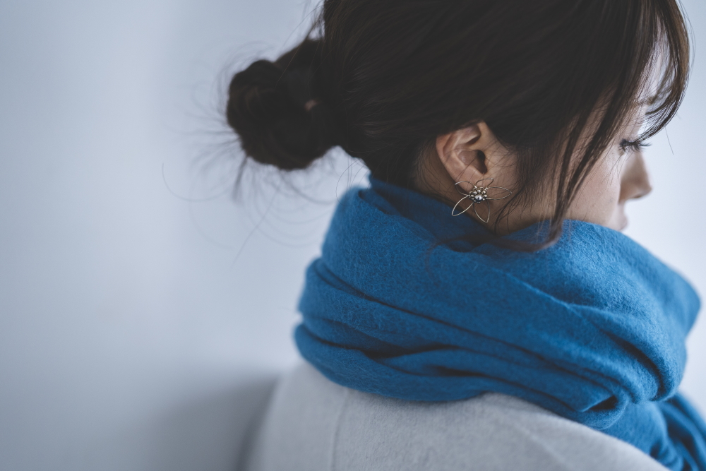 うつむく女性