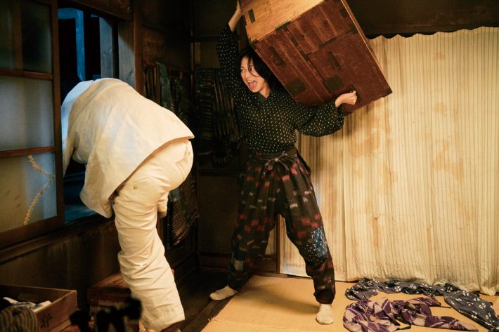 『グッドバイ～嘘からはじまる人生喜劇～』より　箪笥を持ち上げるキヌ子