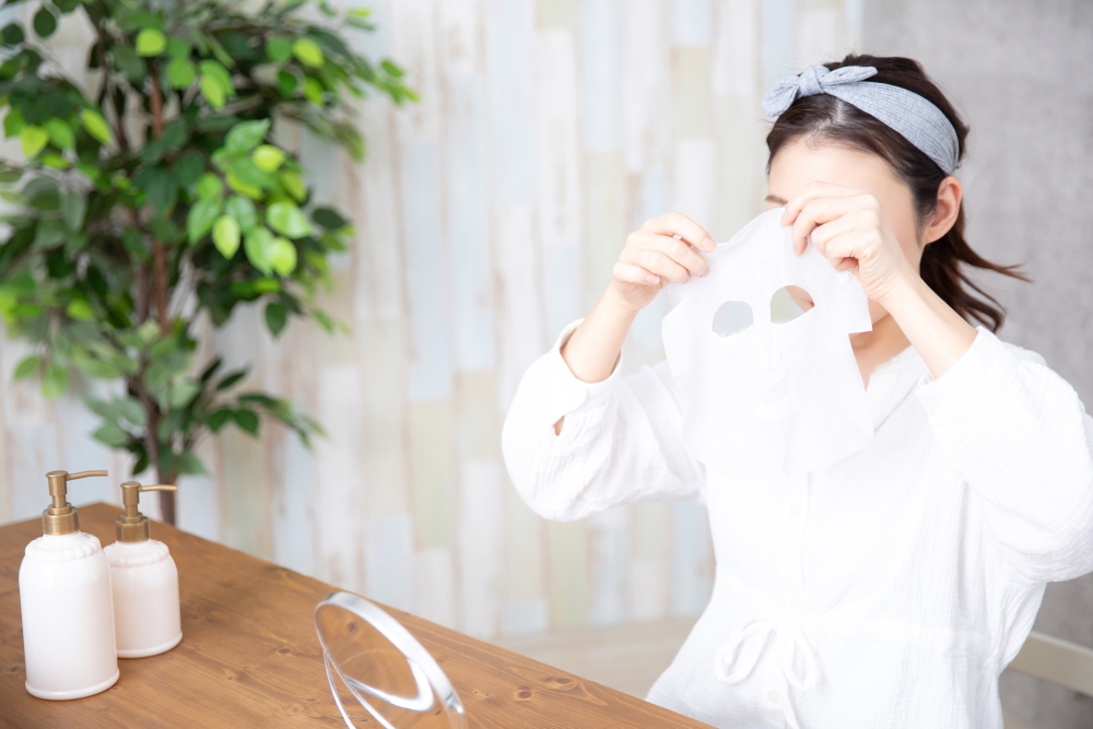 パック・マスクする女性