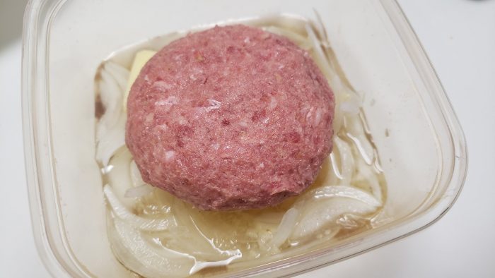 「レンジ粗挽きバーグカレー」