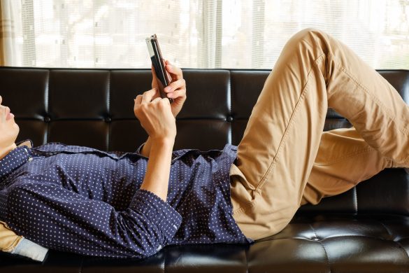 夫のSNSでのイタすぎ行為に頭を抱える主婦たち