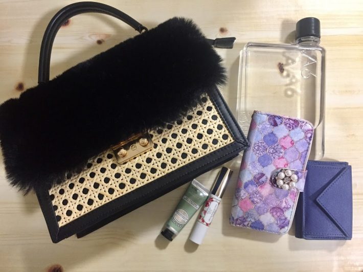 ノート型ボトルならミニカバンの場所をとらない