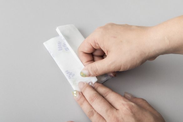 少量のトイレットペーパーで、お尻を拭く方法3