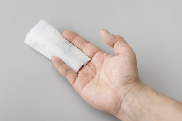 少量のトイレットペーパーで、お尻を拭く方法2