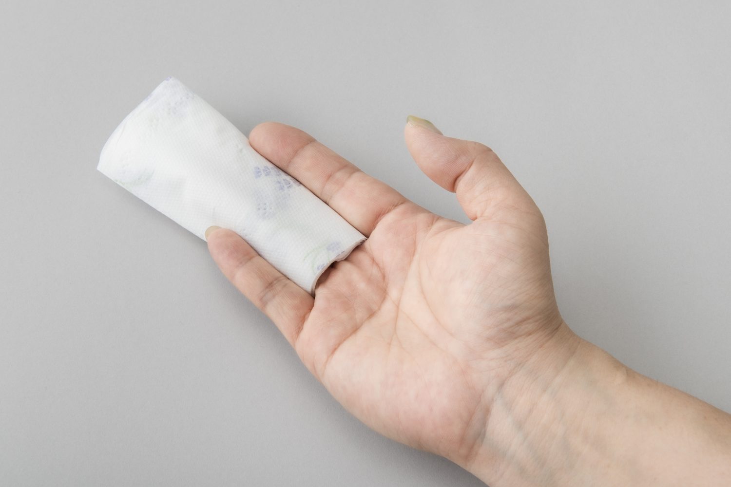 少量のトイレットペーパーで、お尻を拭く方法２