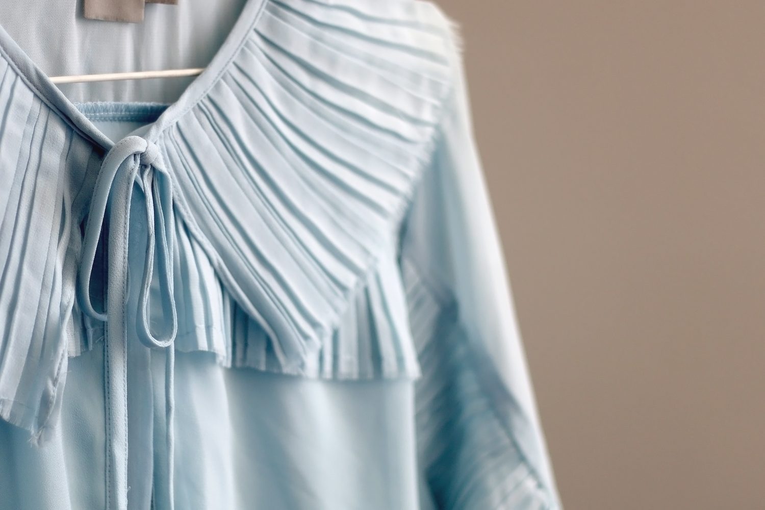 アラフォーに似合う「フリル・リボン。レース」コーデ