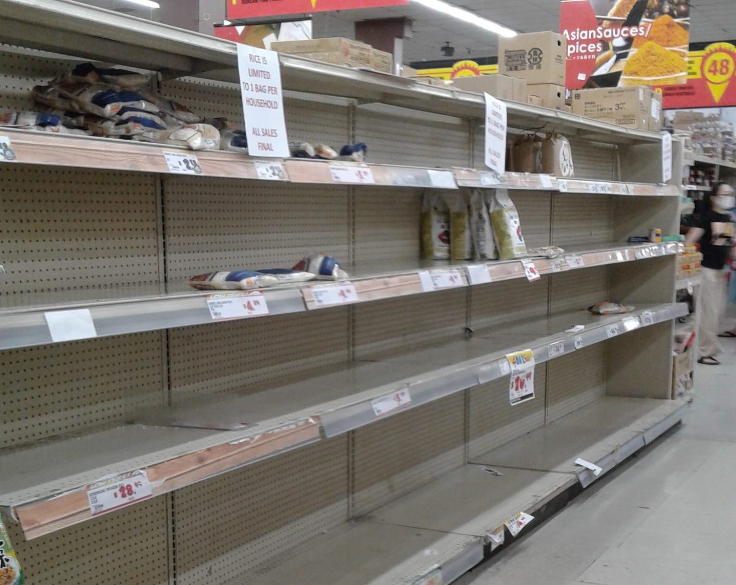 ガラガラになったスーパーの棚