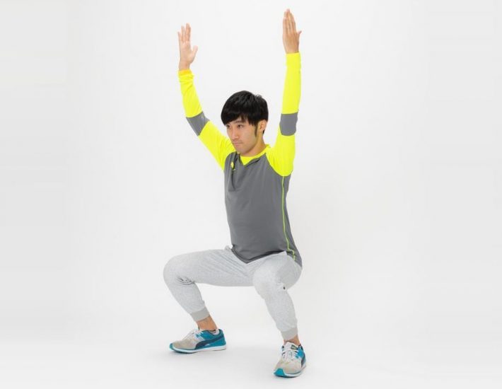 少ない回数で効果抜群！「ハンズアップスクワット」２