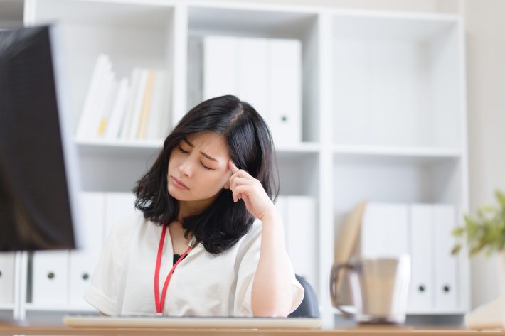 仕事に疲れ干ししいたけみたいになった女性