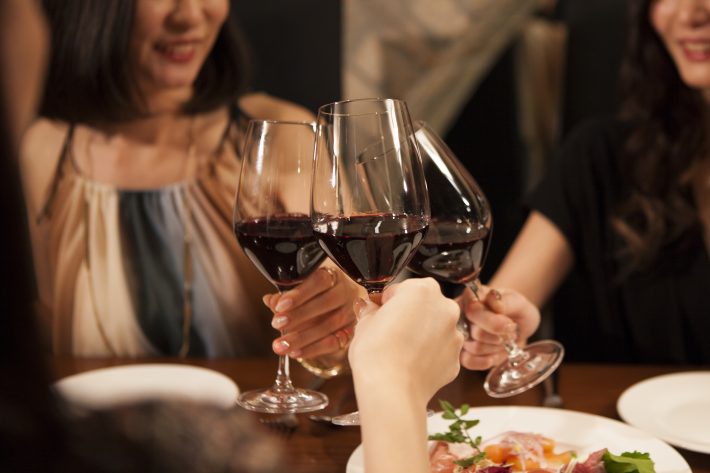 ジビエのお店で女子会する3人組