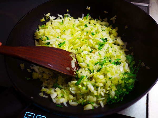 子供にもお手伝い可能！ 定番料理がグーンとおいしくなる 大量ストック料理「きのこのラグー」の作り方