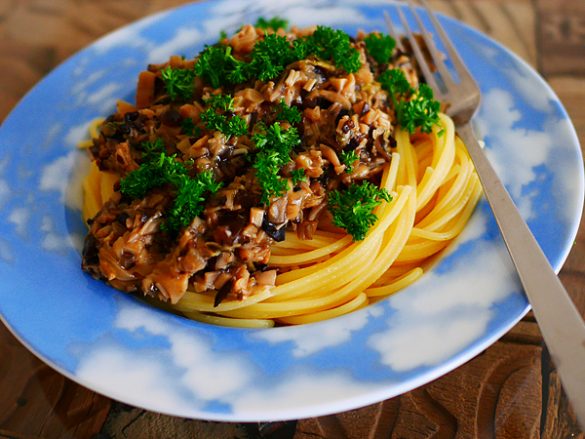 子供にもお手伝い可能！ 定番料理がグーンとおいしくなる 大量ストック料理「きのこのラグー」の作り方