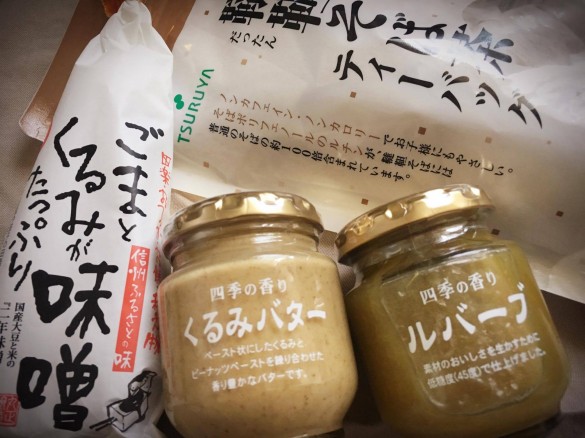 長野土産でよく買うくるみ味噌（左）