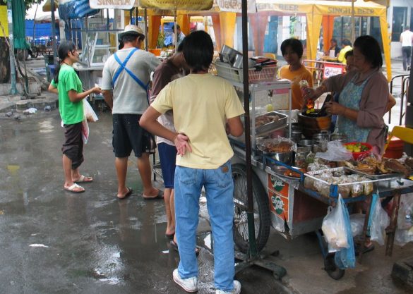 屋台が並ぶバンコクの街（新型コロナ禍より前に撮影）