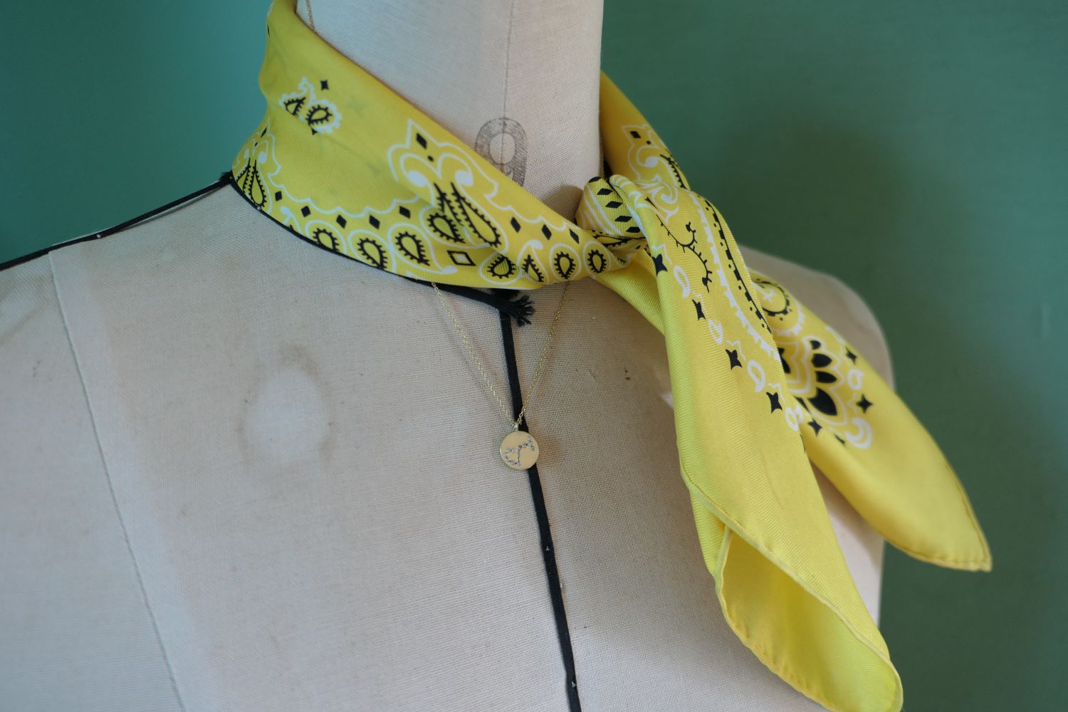 アイテム1　シルクバンダナスカーフ