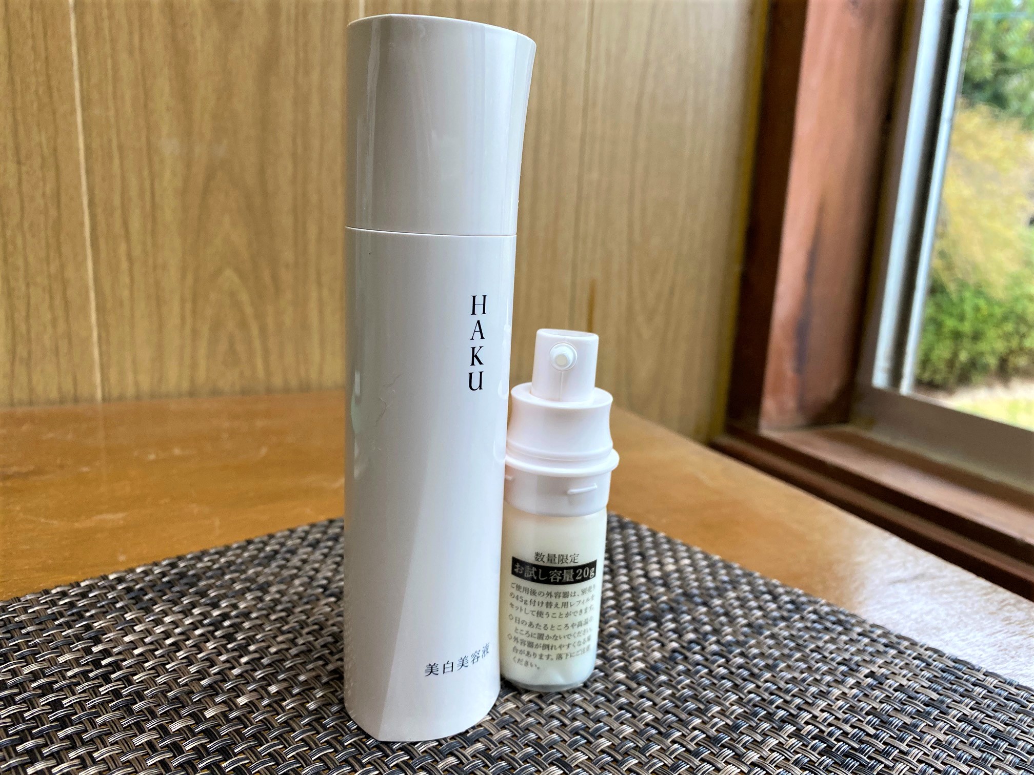 右がお試し容量20gサイズ。左のボトル付き。気に入ったら、これに別売りの45g付け替え用レフィルをセットしてそのまま使えます