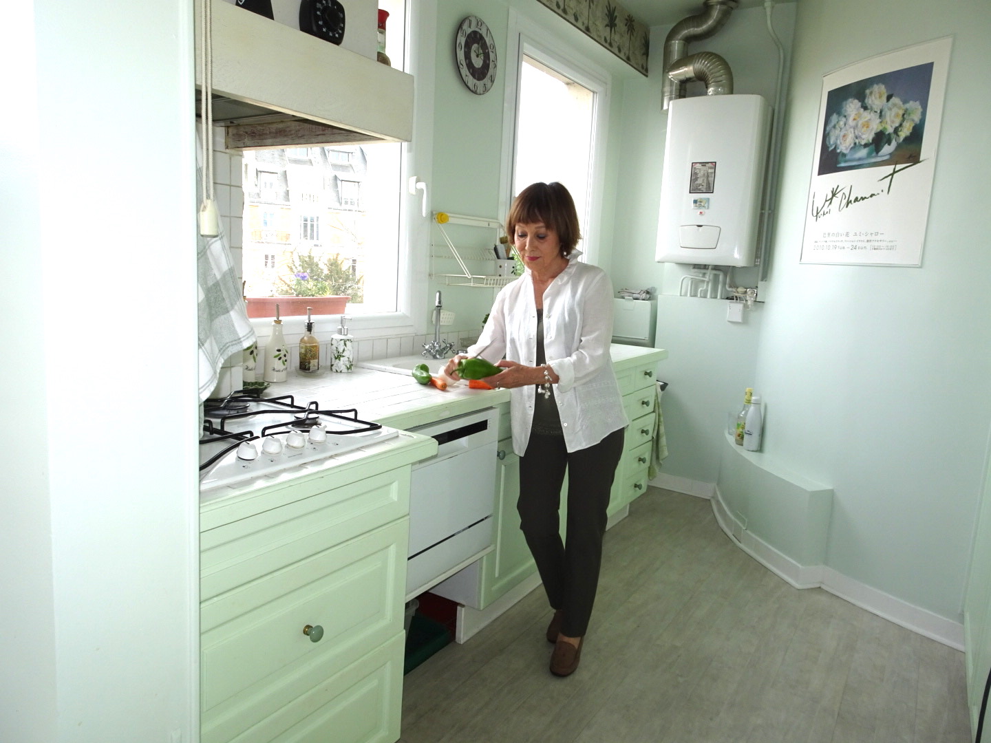 キッチンでお料理する弓さん