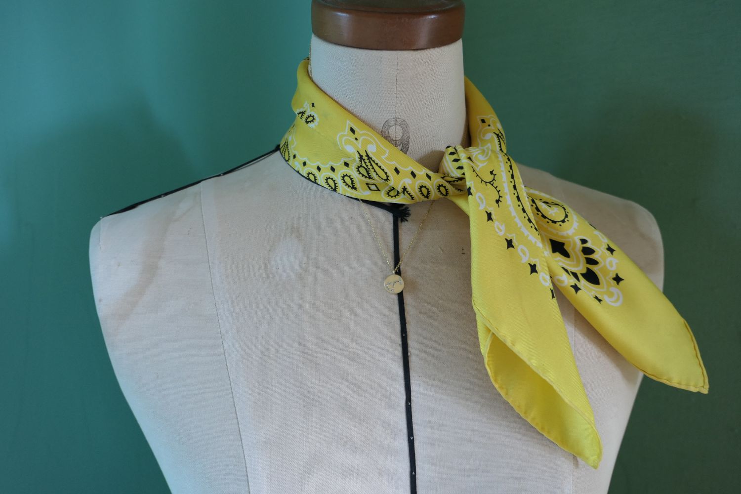 アイテム1　シルクバンダナスカーフ