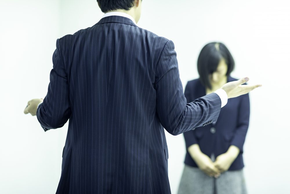 パワハラ上司、モラハラ、社長、叱責、お詫び