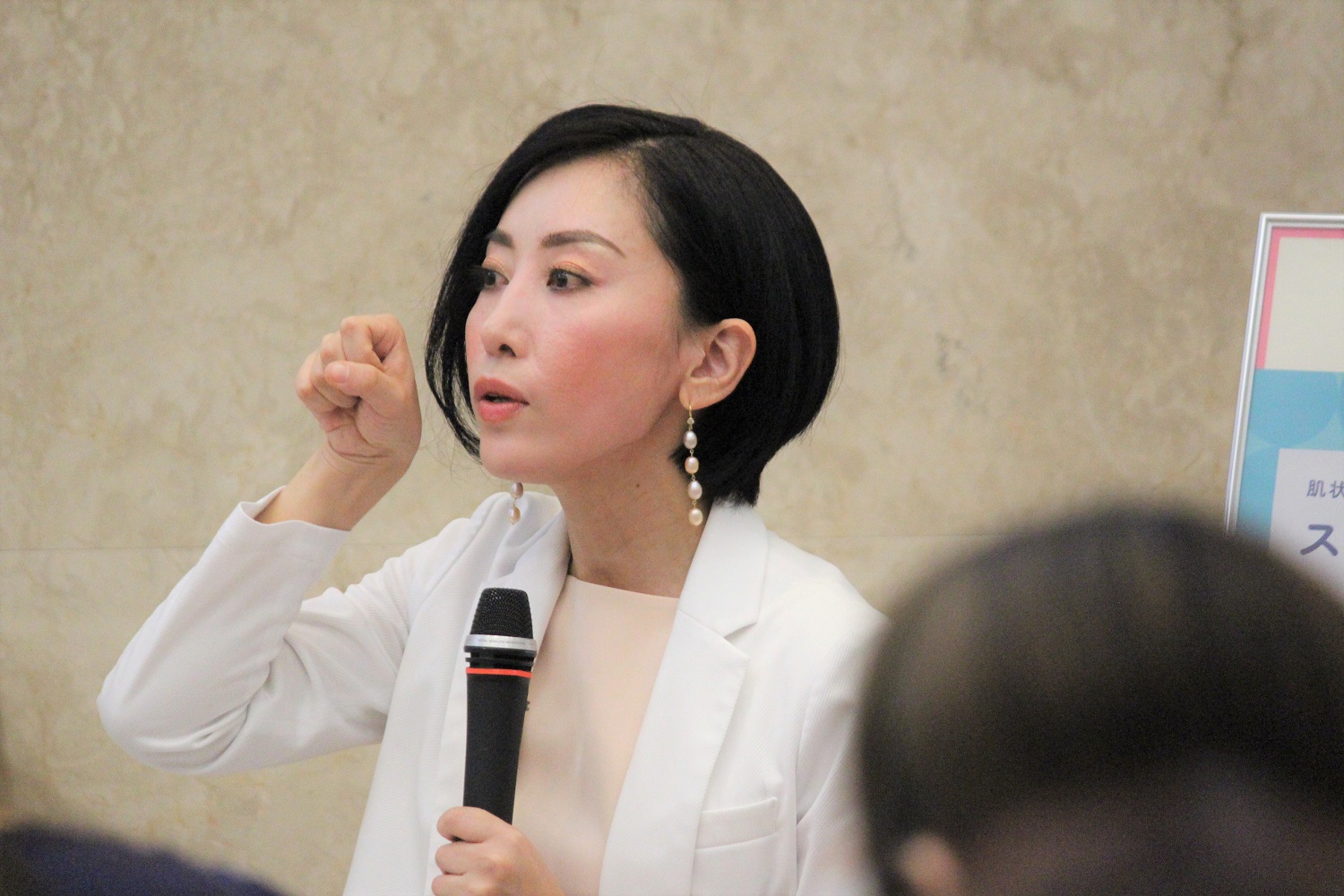 日焼け止めの塗り方を説明する上原先生