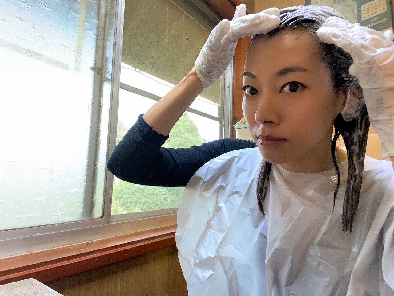 泡を髪の毛にもみこむ