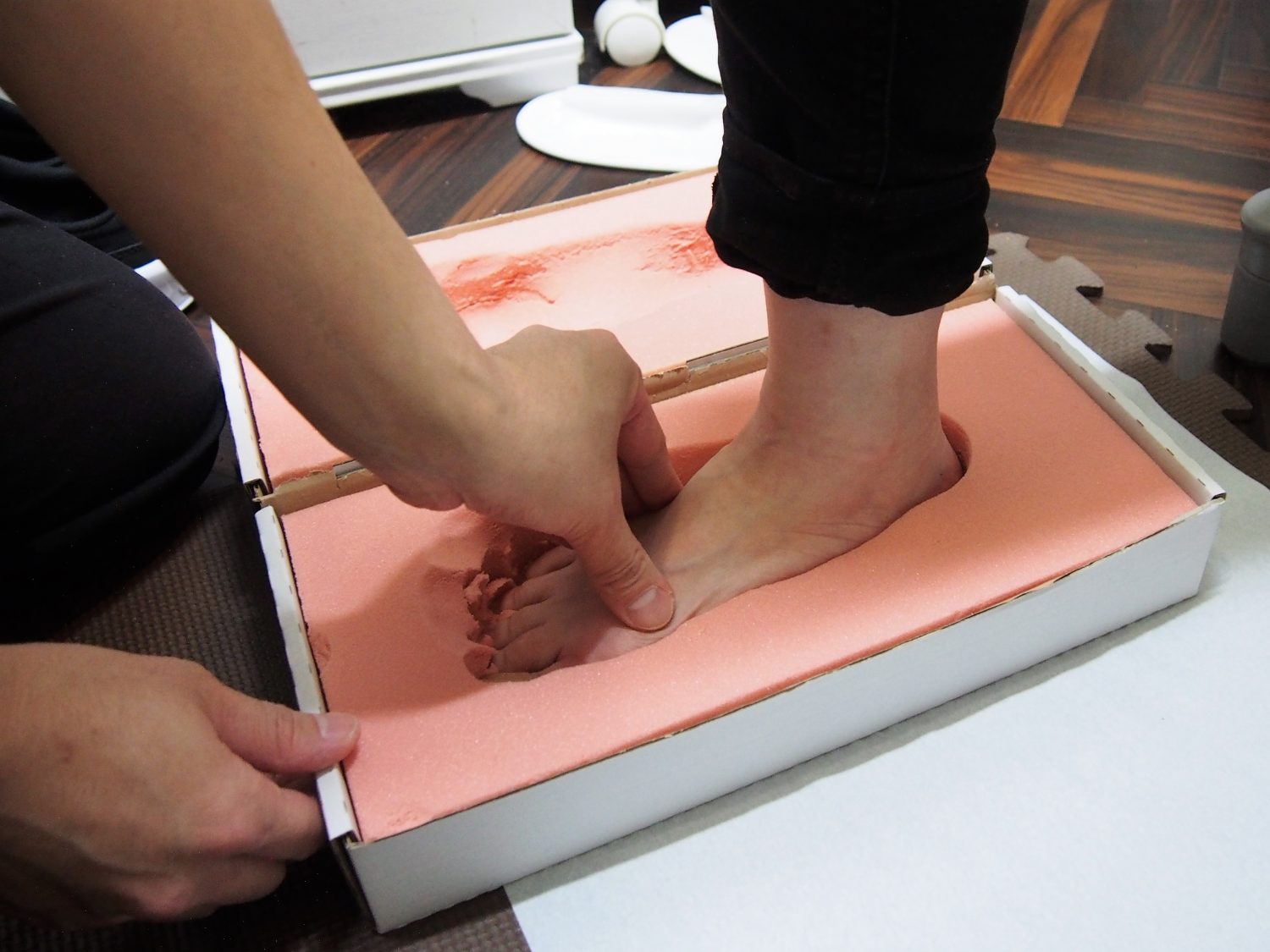 施術の前にインソールの型取りを行います