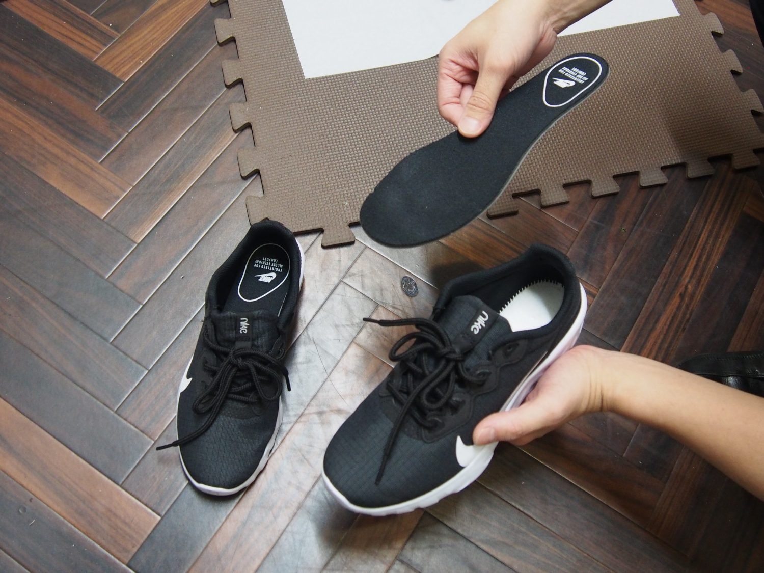 インソールが外せるタイプのスニーカーを履いていく