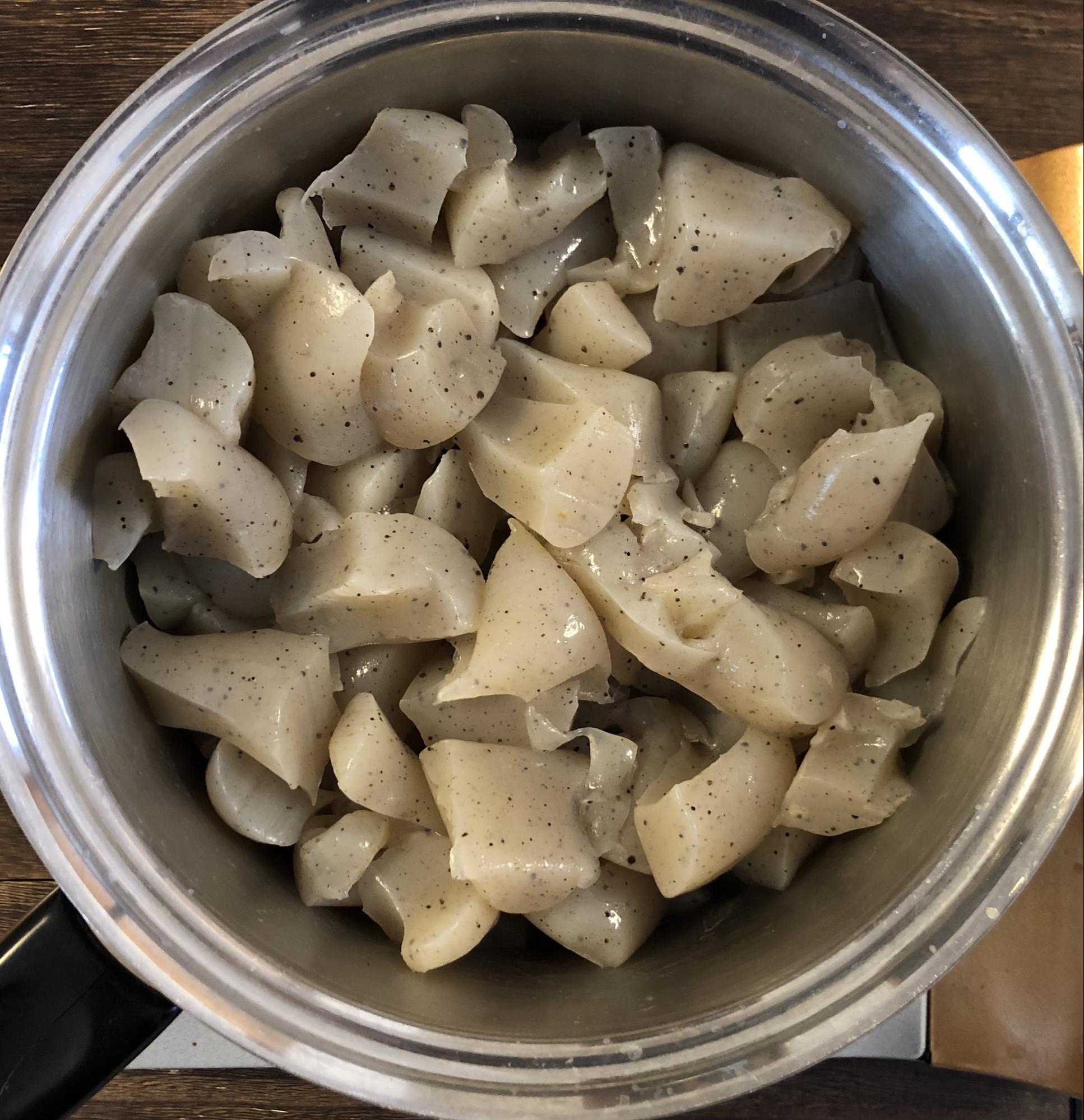 鍋にこんにゃくを入れ、中火で炒める。