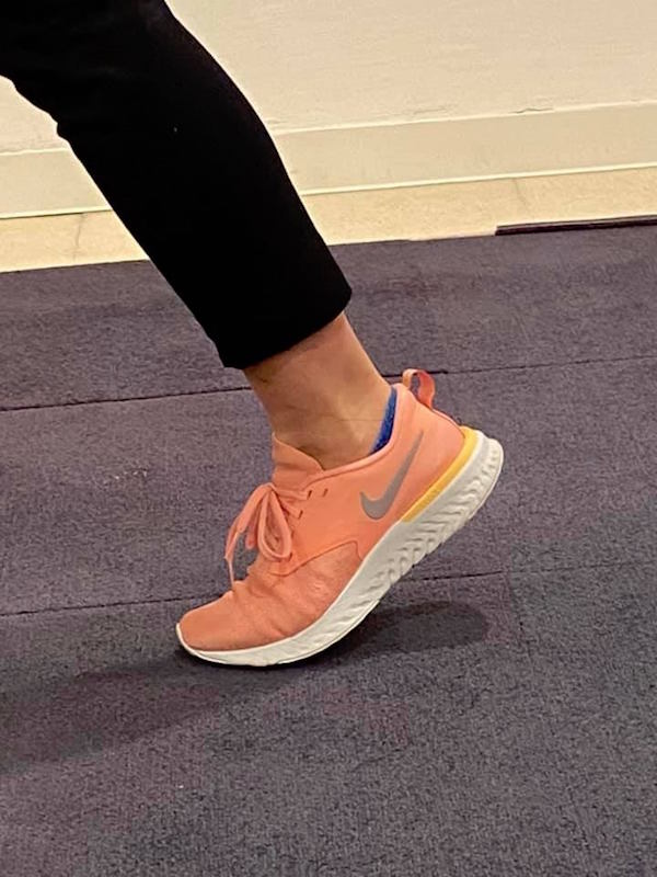 足裏全体をしっかり見せる意識を持つ。