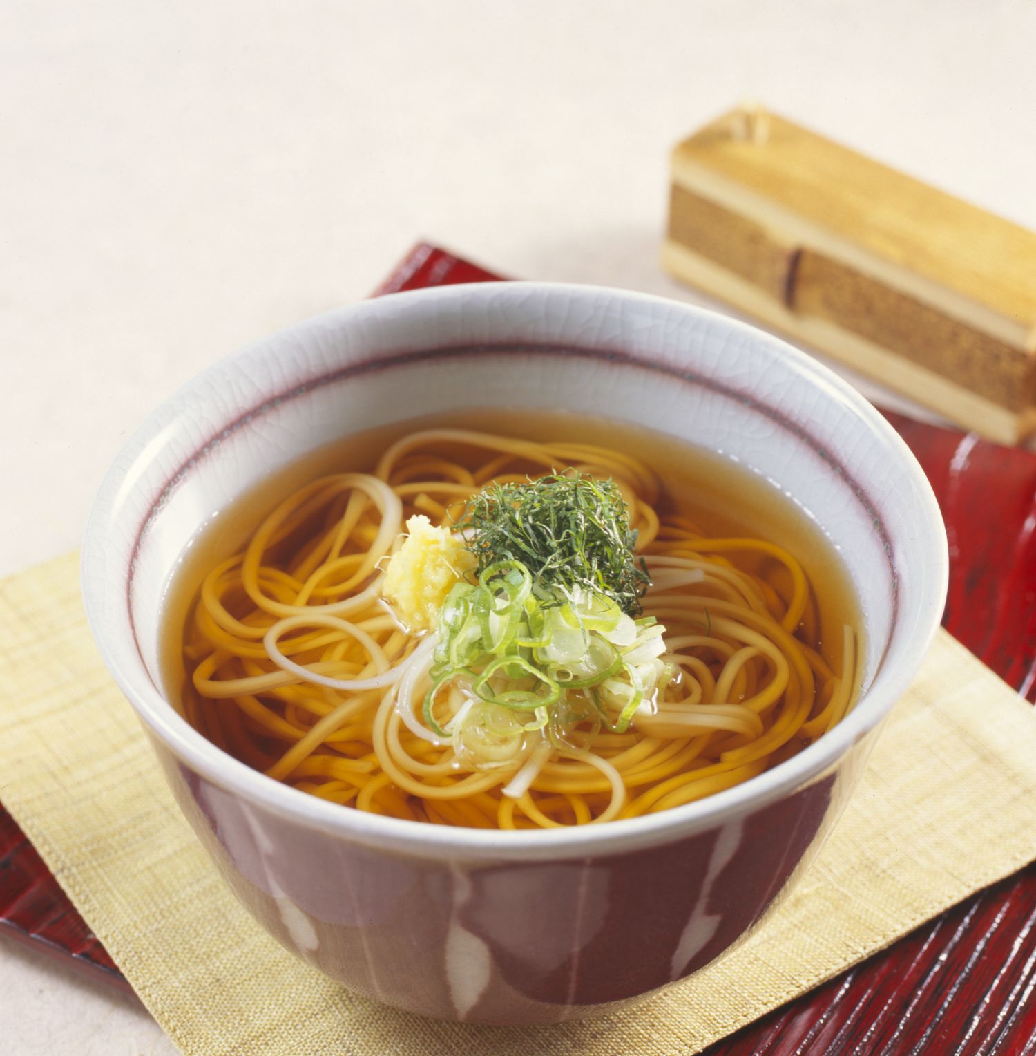 稲庭うどんは、秋田県名産の干しうどんで平たいのが特徴。（写真はイメージです）