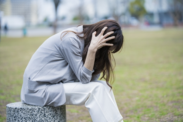 悩むバリキャリ女性